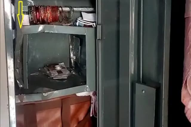 Chandauli News: घर में घुसे चोरों ने नकदी और जेवरात पर हाथ साफ किया.