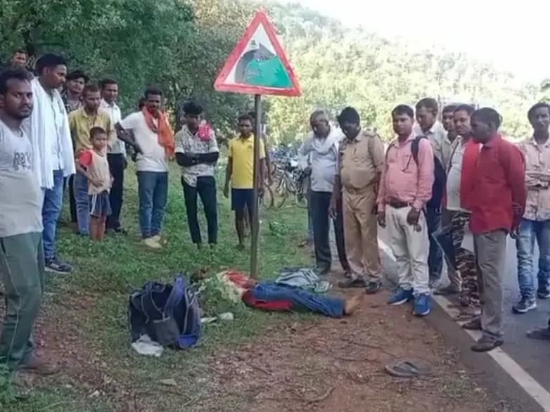 Sonbhadra News: अज्ञात बाइक के टक्कर से युवक की मौत, परिजनों में मचा कोहराम.