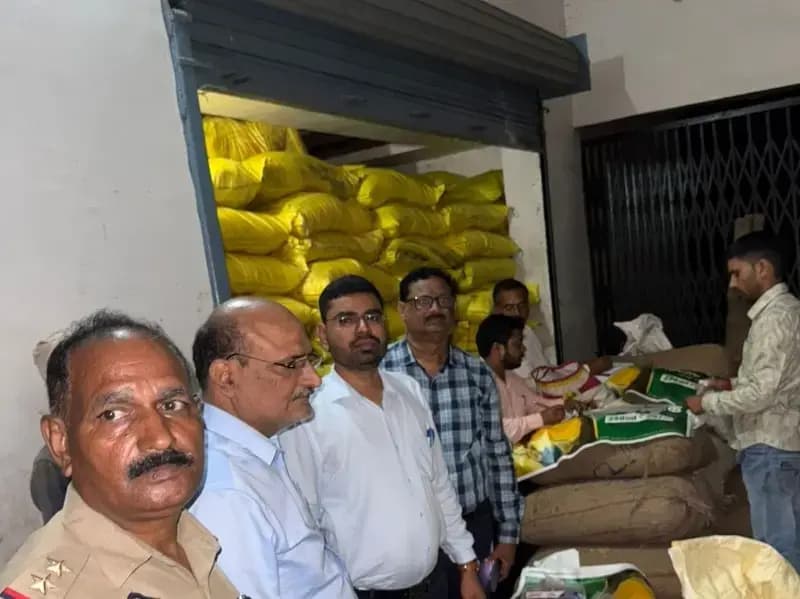 Sonbhadra News: औचक निरिक्षण के दौरान 1150 बोरी यूरिया व 78 बोरी डीएपी बरामद, जिलाधिकारी के निर्देशन पर की गई कार्यवाही.