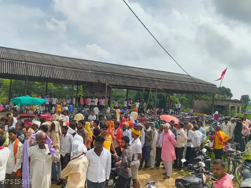 Sonbhadra News: सहकारी समिति कचनरवा में खाद लेने के लिए उमड़ी भीड़, प्रसाशन की मौजूदगी में हुआ खाद वितरण.