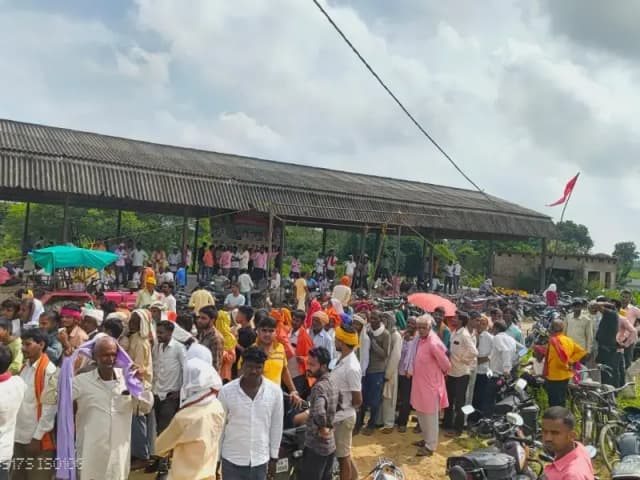 Sonbhadra News: सहकारी समिति कचनरवा में खाद लेने के लिए उमड़ी भीड़, प्रसाशन की मौजूदगी में हुआ खाद वितरण.
