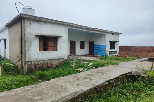 Chandauli News: राशन की दुकान का निर्माण रह गया अधूरा, खाते से निकल गया निर्माण लागत का 9 लाख 75 हजार. 