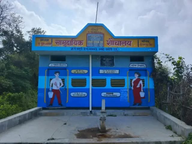 Chandauli News: सामुदायिक शौचालय बना शोपीस, नहीं लगा पानी की टंकी, लटका रहता है, खुले में शौच को मजबूर ग्रामीण.
