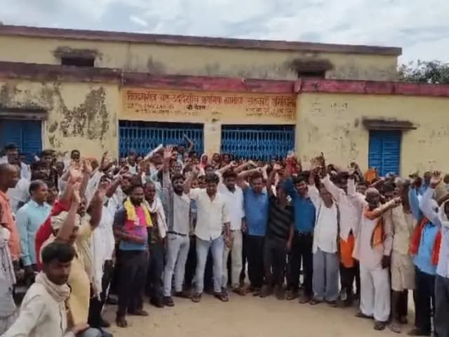 Sonbhadra News: जिले में खाद की किल्लत से किसान परेशान, विंढमगंज क्षेत्र में किसानों ने किया जोरदार प्रदर्शन.