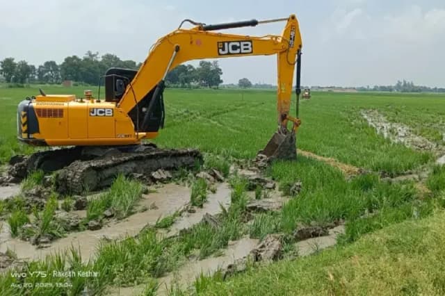 Chandauli News: भारतमाला परियोजना के लिए जमीन अधिग्रहण करने जेसीबी लेकर पंहुचा प्रशासन, खेत में खड़ी धान की फसल चलाई जेसीबी.
