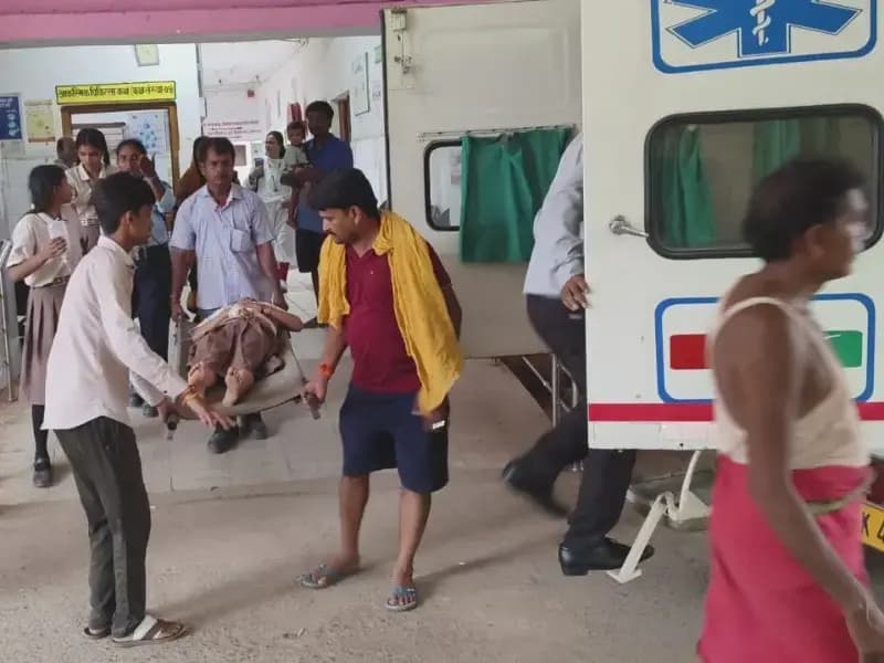 Sonbhadra News: मैगी खाने से दो छात्राओं की बिगड़ी तबीयत, प्राथमिक इलाज़ के बाद जिला अस्पताल रेफर.