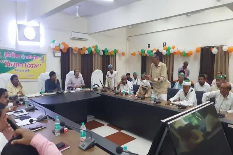 Chandauli News: किसान दिवस में हुआ जमकर हंगामा, डीएम और सीडीओ के सामने किसानों ने खोली अधिकारियों की पोल.