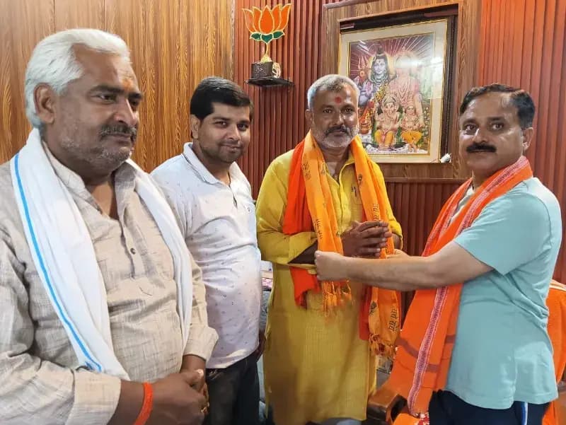 Sonbhadra News: गुप्तकाशी सेवा ट्रस्ट के संस्थापक अध्यक्ष रवि प्रकाश चौबे को किया गया सम्मानित.