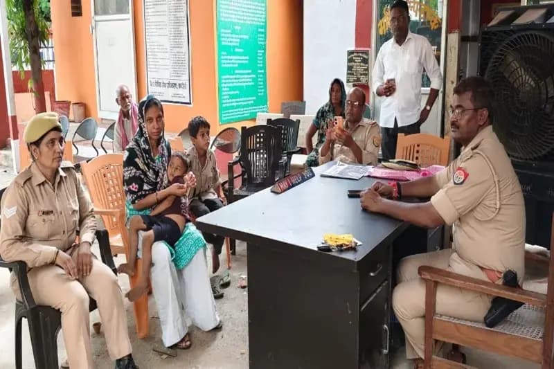 Chandauli News: पति से तंग महिला फंदे पर झूली, मां को बचाने के लिए थाने पहुंचे बच्चे, कोतवाल के प्रयास से बच गई महिला की जान.