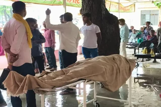 Chandauli News: सर्पदंश के शिकार मजदूर की झाड़फूक के चक्कर में चली गई जान, परिवार पर टूटा दुखों का पहाड़.