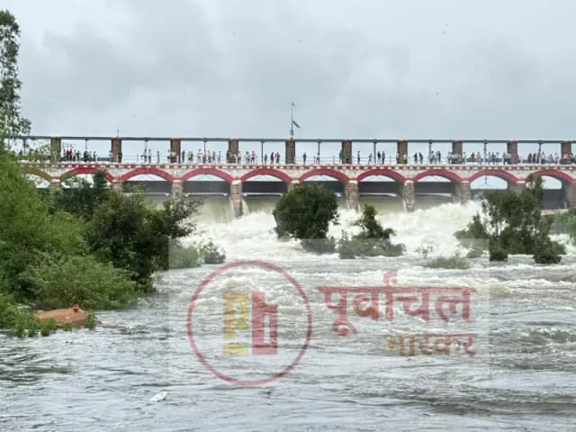 
Sonbhadra News: पानी के बढ़ते दबाव को देखते हुए खोले गए धंधरौल बांध के फाटक, सैलानियों की उमड़ी भीड़.