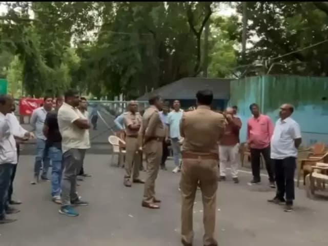 Sonbhadra News: कलिंगा कंपनी के कर्मचारियों को लेकर बवाल, कर्मचारियों के अभद्र व्यवहार को लेकर श्रमिक संगठनों का विरोध प्रदर्शन.
