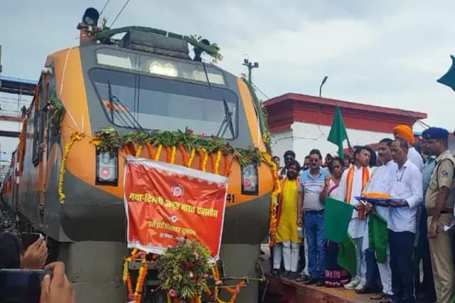 Chandauli News: गया नई दिल्ली अमृत भारत एक्सप्रेस को विधायक ने हरी झंडी दिखाकर रवाना किया.