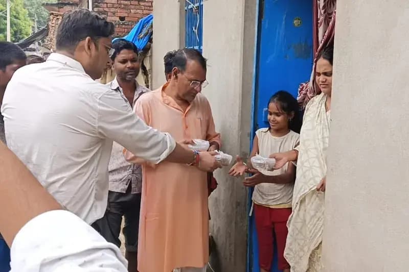  Chandauli News: भारी बारिश से बाढ़ का कहर, बबुरी क्षेत्र के कई गांव प्रभावित, लोगों की मदद के लिए पहुंचे पूर्व जिला अध्यक्ष राणा सिंह.