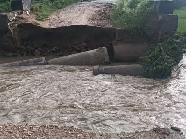 Sonbhadra News: मूसलाधार बारिश ने जिले में बरपाया कहर, कई जगहों पर दिखा बर्बादी भरा नज़ारा.