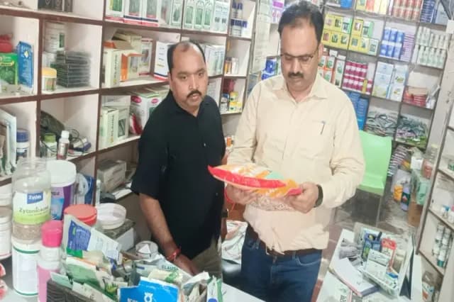 Chandauli News: खाद की दुकान में छापेमारी के दौरान अनियमितता मिलने पर जिला कृषि अधिकारी ने दो दुकानों का लाइसेंस किया निलंबित.