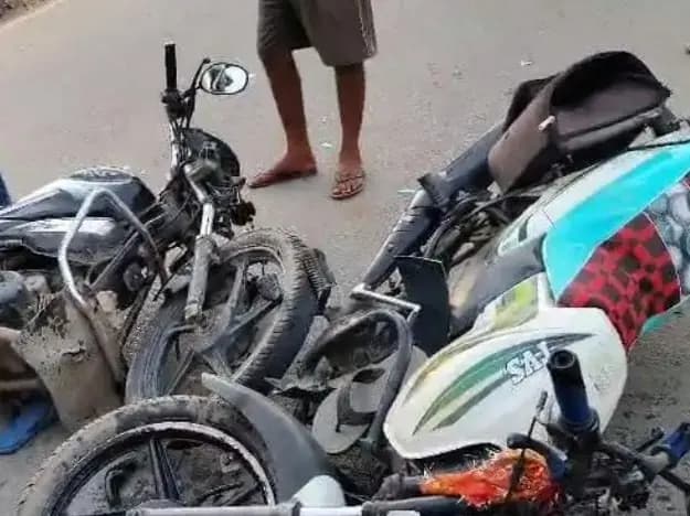 Sonbhadra News: दो बाइकों की आमने-सामने की जोरदार टक्कर, एक की मौत व एक रेफर, लोगों का आरोप प्रशासन की अनदेखी से हो रहे हादसे.