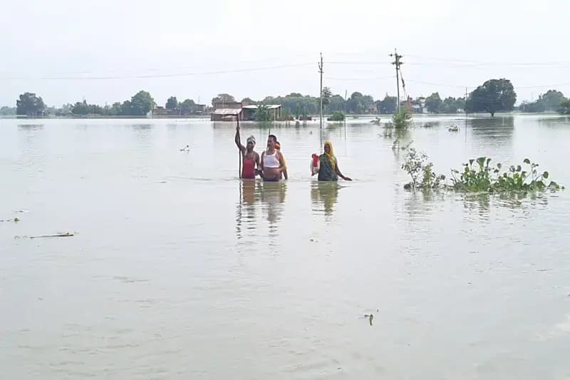 Chandauli News: आधा दर्जन गांवों में चन्द्रप्रभा और गड़ई नदी ने मचाई तबाही, जगदीशपुर में ग्रामीणों से मिले बिना चले गए डीएम, दिखा रोष.