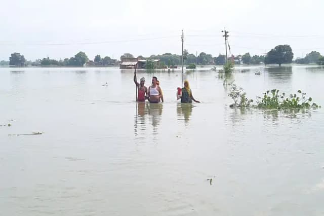 Chandauli News: आधा दर्जन गांवों में चन्द्रप्रभा और गड़ई नदी ने मचाई तबाही, जगदीशपुर में ग्रामीणों से मिले बिना चले गए डीएम, दिखा रोष.