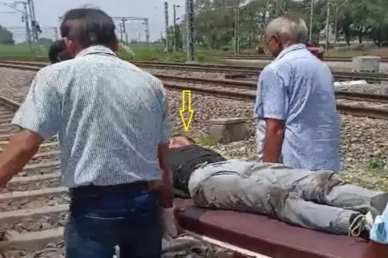 Chandauli News: चलती ट्रेन में रील बनाने के चक्कर में रेलवे ट्रैक पर गिरा यात्री, हालत गंभीर.
