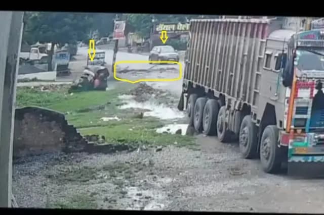 Chandauli News: बीच सड़क हुई घटना का वीडियो देखकर हैरान हो जाएंगे, वीडियो हुआ वायरल.