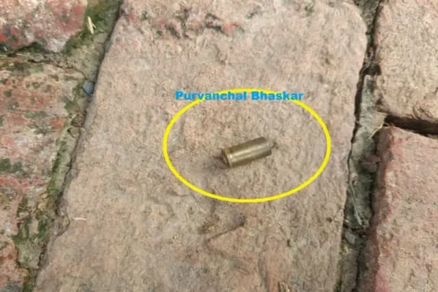 Chandauli News: जिले में खत्म हो रहा है पुलिस का इकबाल, ज़मीनी विवाद में खुलेआम फायरिंग, वृद्ध को लगी गोली. 

