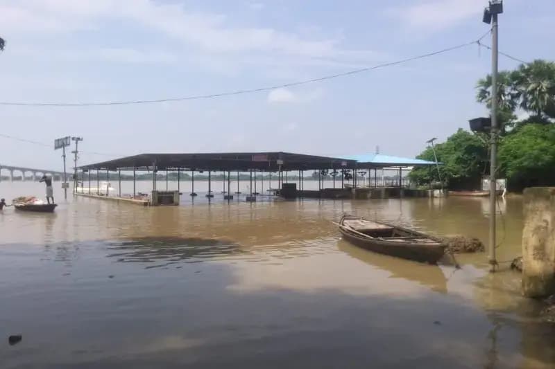Chandauli News: उफनती गंगा के रौद्र रूप से एक बार फिर तटवर्ती गांवों के ग्रामीणों में दहशत का माहौल. 