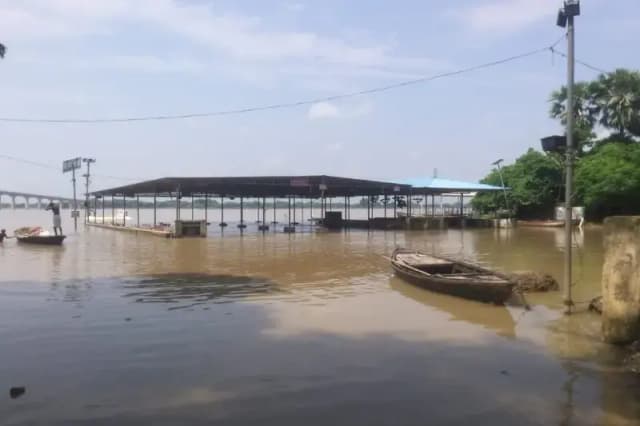 Chandauli News: उफनती गंगा के रौद्र रूप से एक बार फिर तटवर्ती गांवों के ग्रामीणों में दहशत का माहौल. 