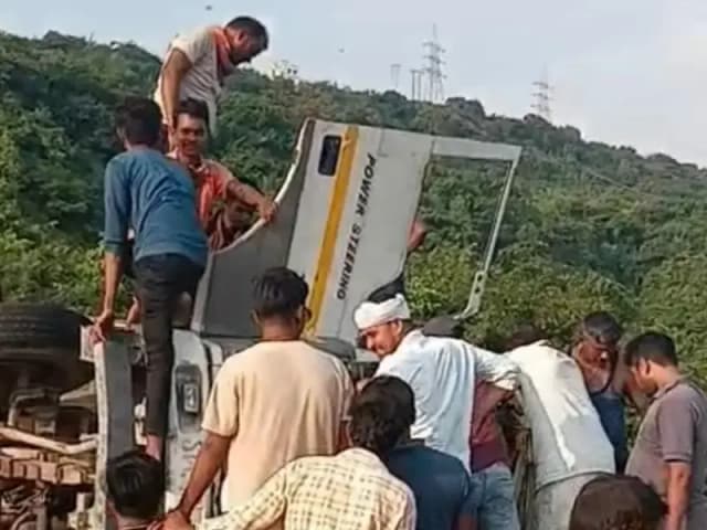 Sonbhadra News: मारकुंडी घाटी में ट्रक अनियंत्रित होकर पलटा, खालासी को निकालने के लिए घंटों चला रेस्कीयू.