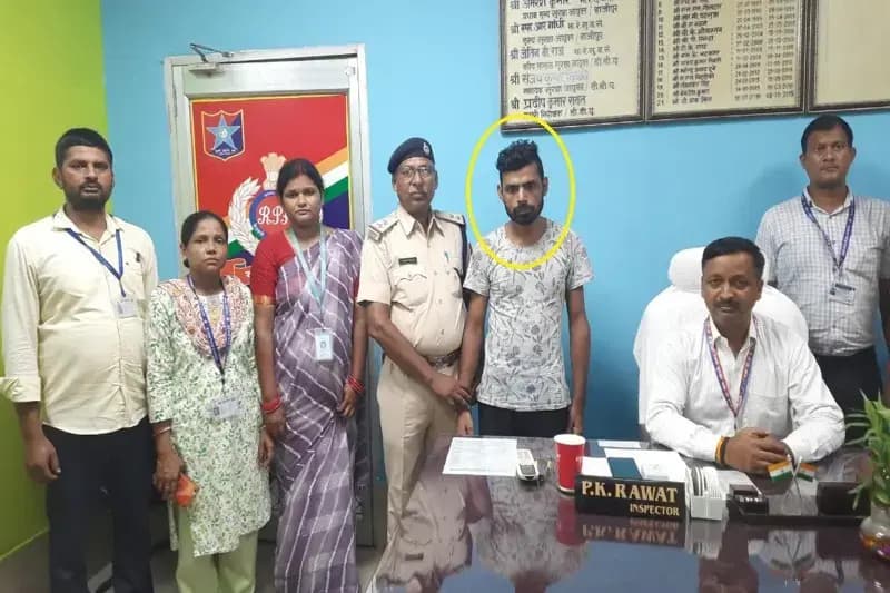 Chandauli News: सीमांचल एक्सप्रेस से बरामद हुए छह नाबालिग, एक बाल तस्कर गिरफ्तार. 