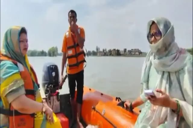 Chandauli News: राज्यसभा सांसद दर्शना सिंह ने बाढ़ प्रभावित गांवों का दौरा किया, ग्रामीणों को हर संभव मदद का दिया भरोसा. 