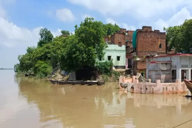 Chandauli News: तेजी से बढ़ रहे गंगा के जलस्तर से ग्रामीण सहमे.
