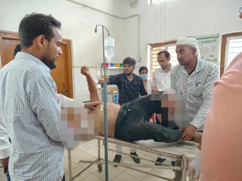 Sonbhadra News: सड़क दुर्घटना में बाइक चालक गंभीर रूप से घायल, जिला अस्पताल रेफर.