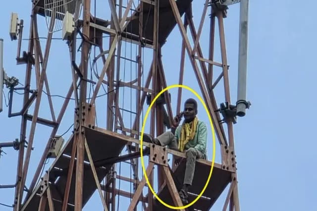 Chandauli News: प्रेमिका ने दिया धोखा तो शादी की जिद को लेकर मोबाइल टावर पर चढ़ा प्रेमी. 