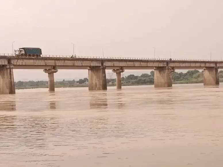Sonbhadra News: परिजनों से नाराज़ युवक ने लगाई पुल से सोन नदी में छलांग, मचा कोहराम.