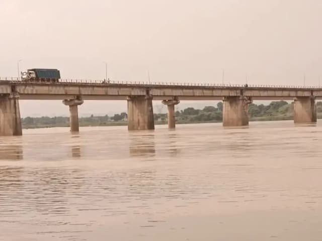 Sonbhadra News: परिजनों से नाराज़ युवक ने लगाई पुल से सोन नदी में छलांग, मचा कोहराम.