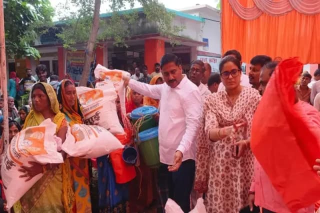 Chandauli News: मुग़लसराय विधायक ने सैकड़ों बाढ़ प्रभावितों को वितरित किया बाढ़ राहत सामग्री.