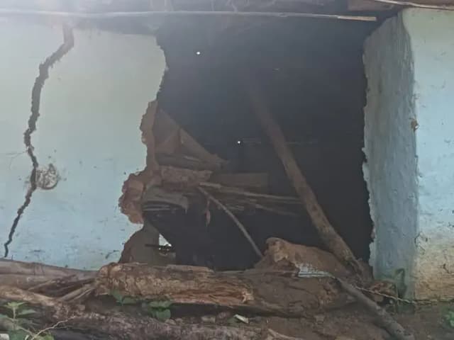 Sonbhadra News: दुमहान गांव में रात्रि में अचानक गिरा कच्चा मकान, मलबे में दबा परिवार.