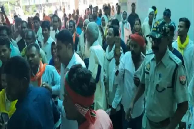 Chandauli News: जाति प्रमाण-पत्र जारी करने की मांग को लेकर तहसील कार्यालय में हुआ जमकर हंगामा, 13 लोगों पर दर्ज हुआ मुकदमा.