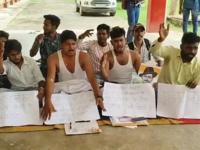 Sonbhadra News: विभिन्न मांगों को लेकर छात्रों का प्रदर्शन, प्राचार्य ने छात्रों का ज्ञापन किया स्वीकार. 