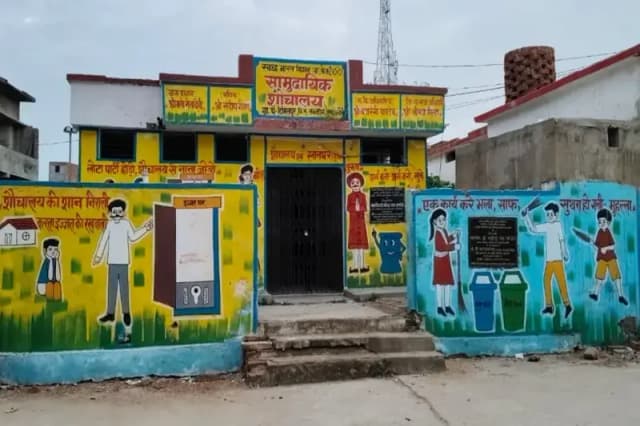 Chandauli News: बंदरों के आतंक से बंद पड़ा टिमिलपुर में सामुदायिक शौचालय.
