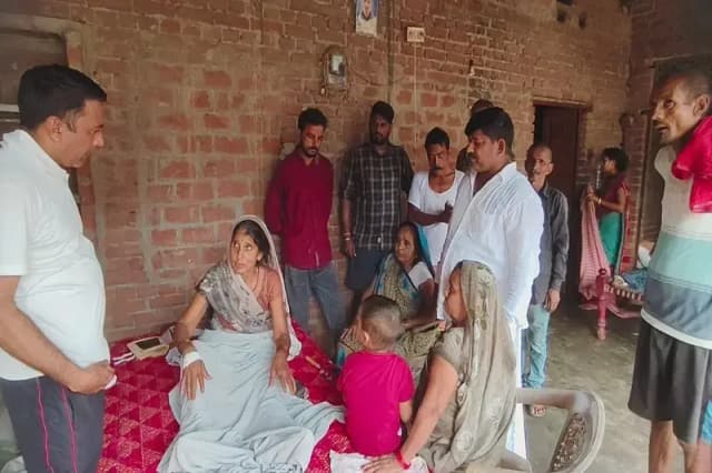 Chandauli News: बंदरों ने तोड़ा छज्जा, नीचे बैठी महिला घायल.