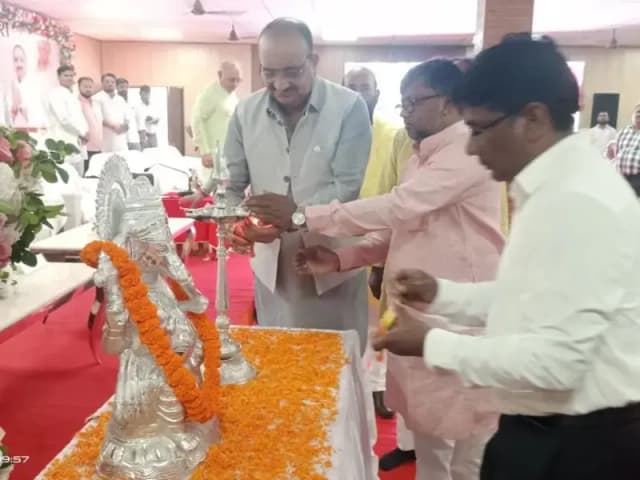 Sonbhadra News: अर्थव्यवस्था में सोनभद्र का महत्वपूर्ण योगदान, जिले में भी ड्रैगन फ्रूट की खेती से किसानों की आय में वृद्धि- दिनेश प्रताप सिंह.