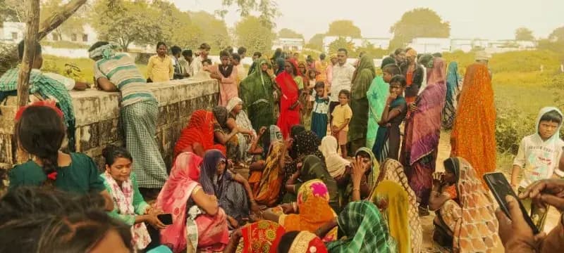 Sonbhadra News: संदिग्ध परिस्थिति में नाले में मिला युवक का शव, परिजनों ने लगाया हत्या का आरोप.
