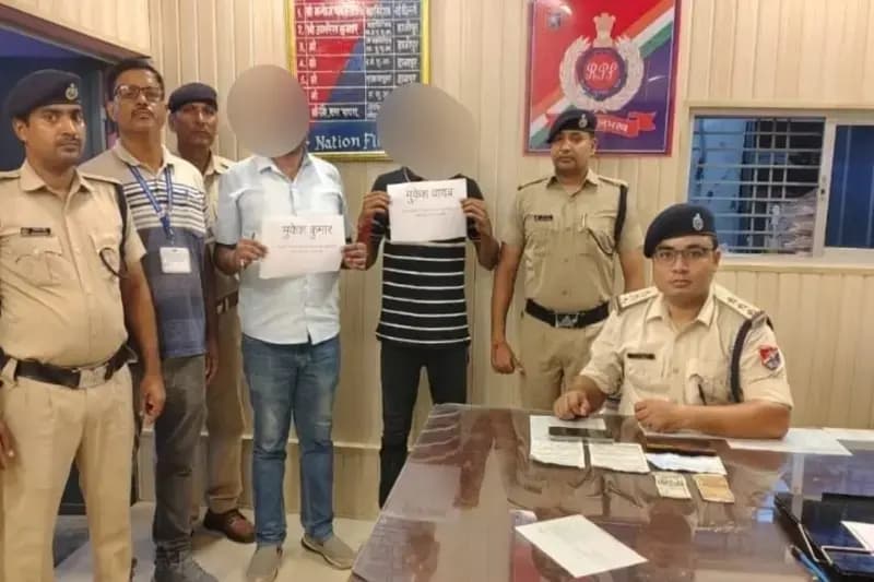 Chandauli News: टिकट दलाली में लिप्त रेलवे रिजर्वेशन सुपरवाइजर को आरपीएफ ने पकड़ा.