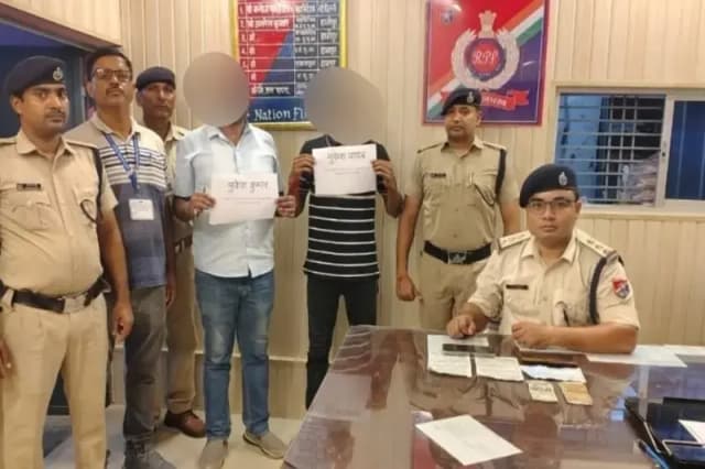 Chandauli News: टिकट दलाली में लिप्त रेलवे रिजर्वेशन सुपरवाइजर को आरपीएफ ने पकड़ा.