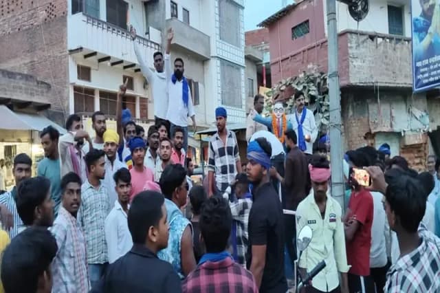 Chandauli News: बाबा साहेब की मूर्ति स्थापना की मांग को लेकर समर्थकों ने जताया विरोध. 