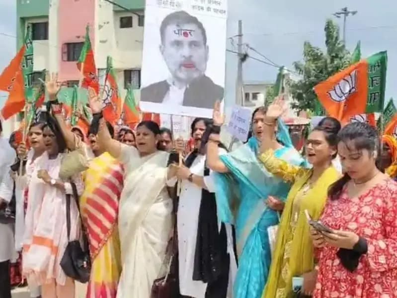 Sonbhadra News: भाजपा और कांग्रेस कार्यकर्त्ता हुए आमने सामने, कांग्रेस ने जिला प्रशासन पर लगाया पक्षपात का आरोप।
