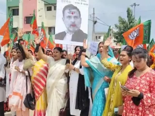 Sonbhadra News: भाजपा और कांग्रेस कार्यकर्त्ता हुए आमने सामने, कांग्रेस ने जिला प्रशासन पर लगाया पक्षपात का आरोप।
