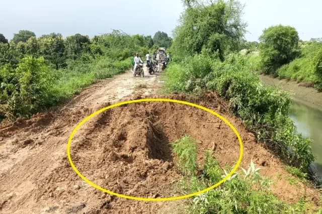 Chandauli News: गांधीनगर लतीफशाह मार्ग के बीच में धंसी सड़क, फंसे लोगों को रस्सी के सहारे निकाला गया, बाल-बाल बचे लोग.
